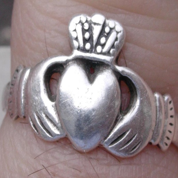 ring of claddagh love symbol
