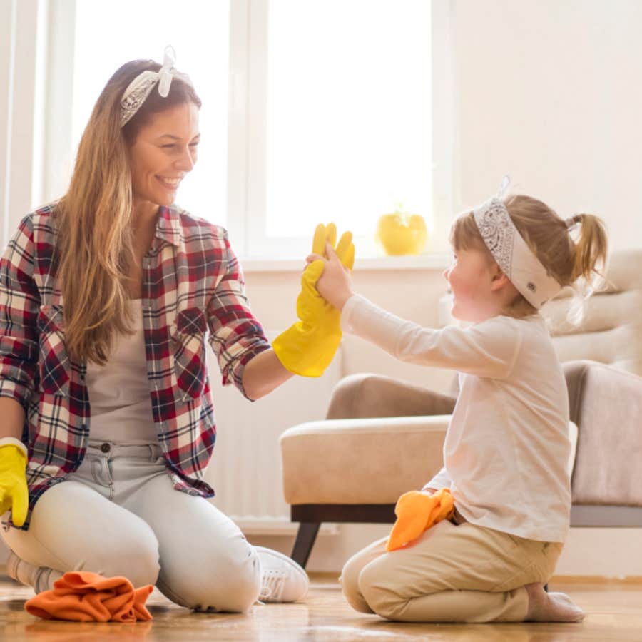 Mom Criticized For Having A Messy Home After Recording Husband&#039;s Return From Seven Day Work Trip