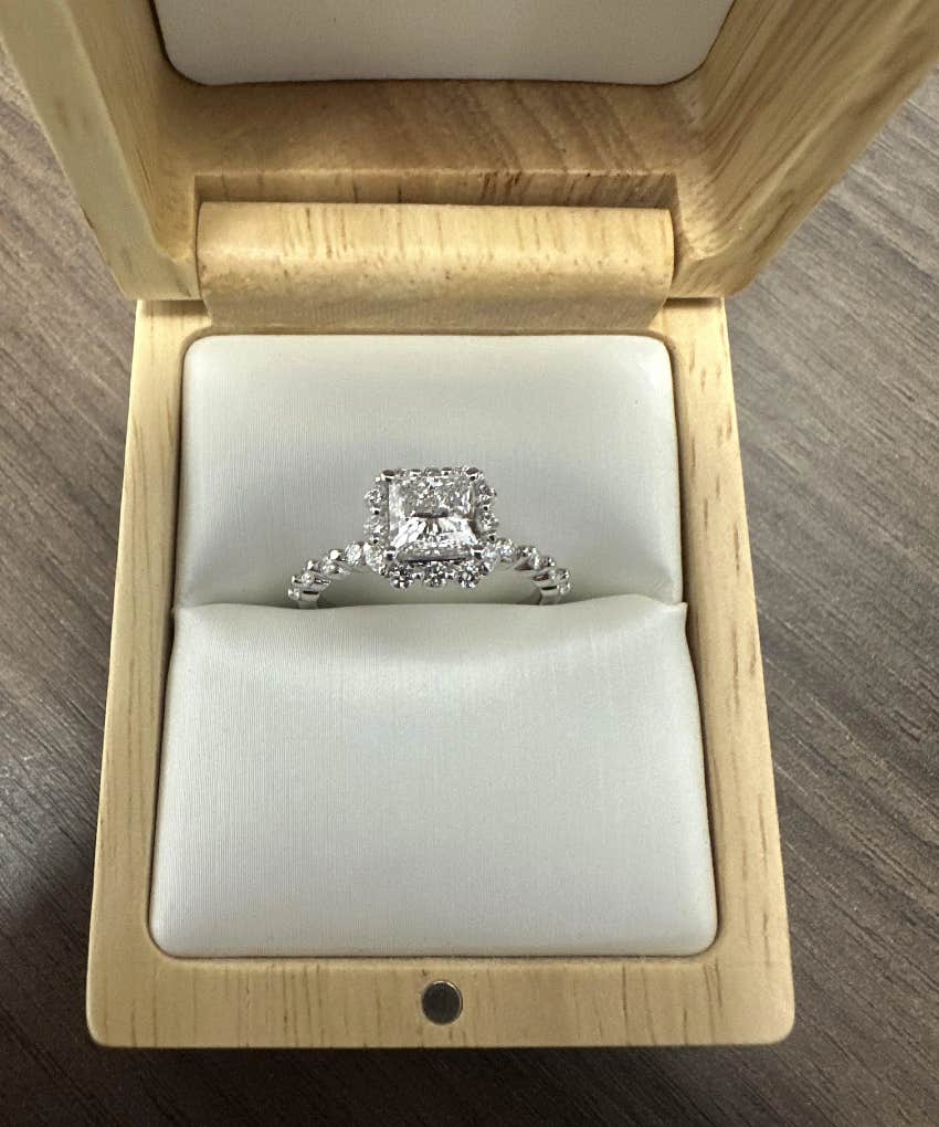 Man Shows Girlfriend The Custom Engagement Ring He BoughtAnd She Doesn&#039;t Like It