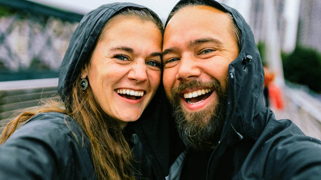 How To Be More Confident In Relationships Couple confident in relationship.