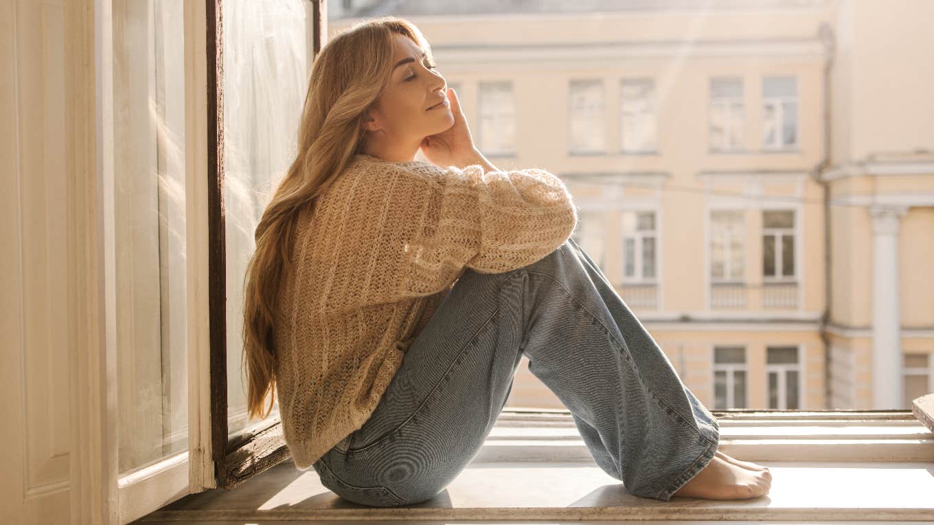 7 Quick Ways Mentally Strong People Self-Soothe After a Difficult Day woman self-soothing with sunshine