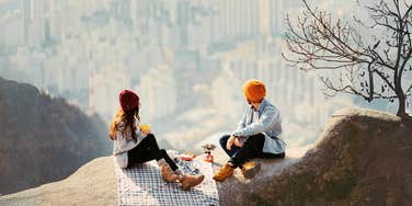 Free date ideas, couple on picnic after a hike 