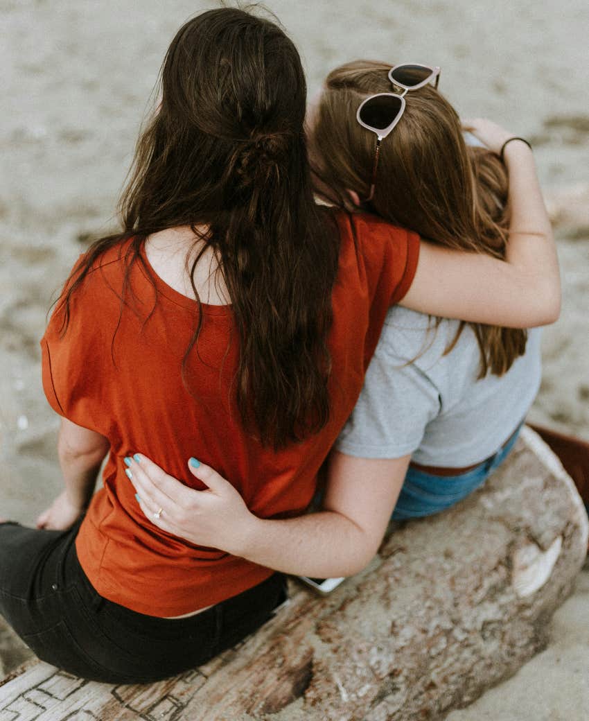 two sisters hugging goodbye