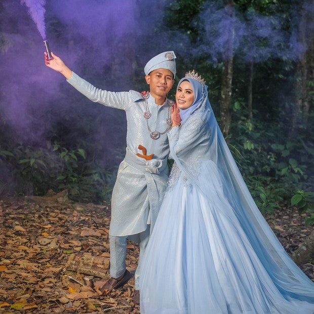 halloween wedding ideas smoke bomb