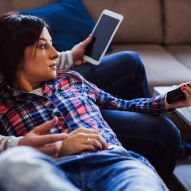 couple watching netflix