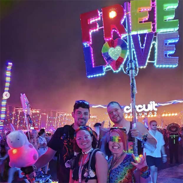 how to meet people find love at music festival free love totem