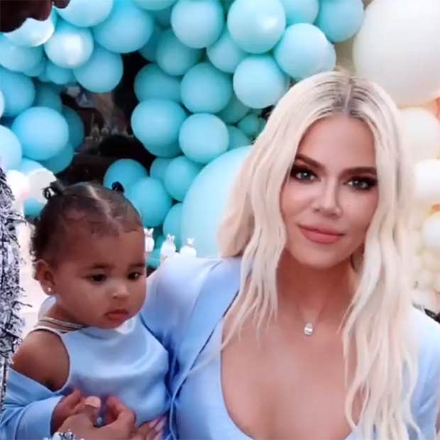 khloe kardashian true first birthday party balloons