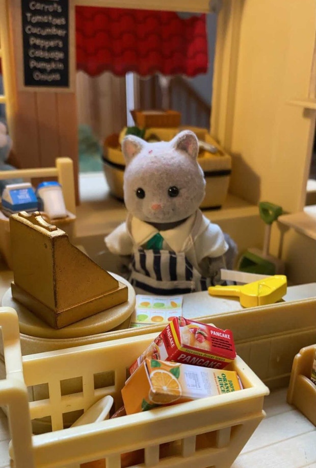 Sylvanian Drama cat working in the grocery store