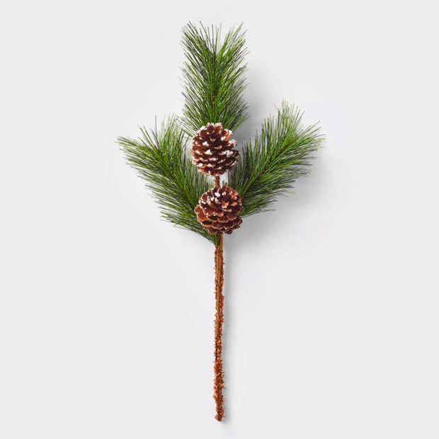 winter wedding ideas pinecone arrangement