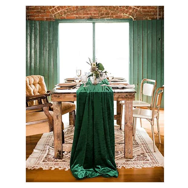 winter wedding ideas table runner