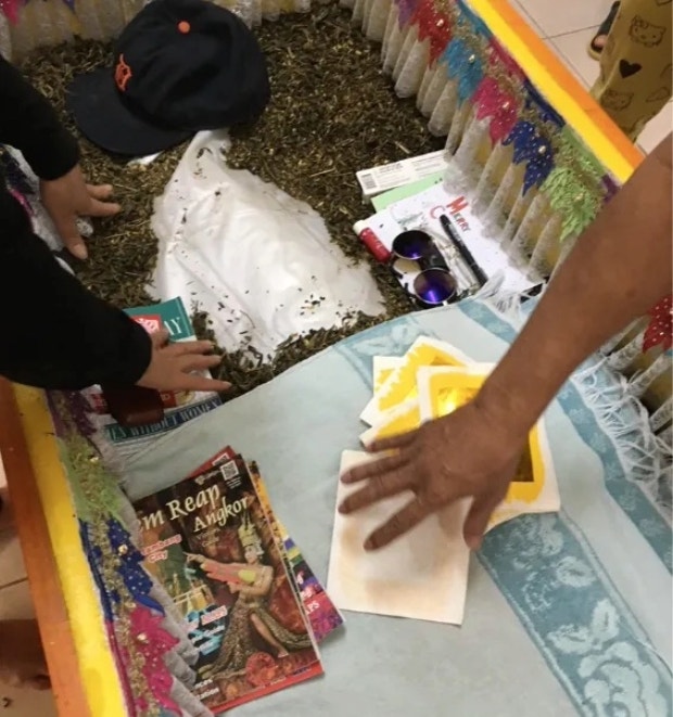 casket with tourist guides