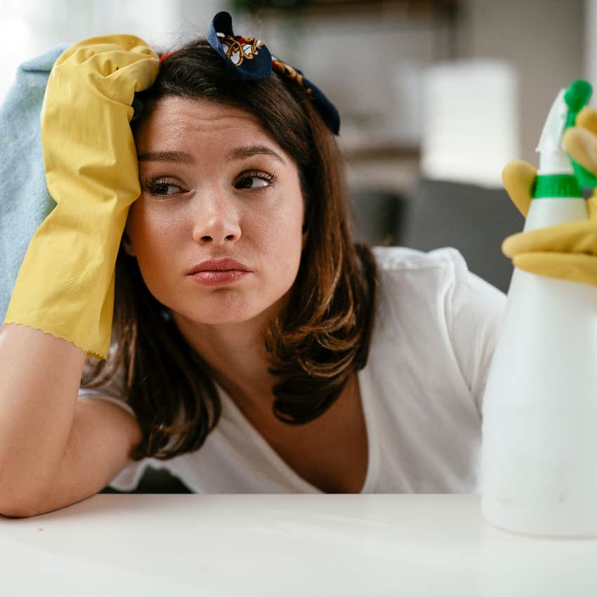 Woman Asks House Cleaner For A Discount Because She Used Their Sink To Fill Her Water Bottle