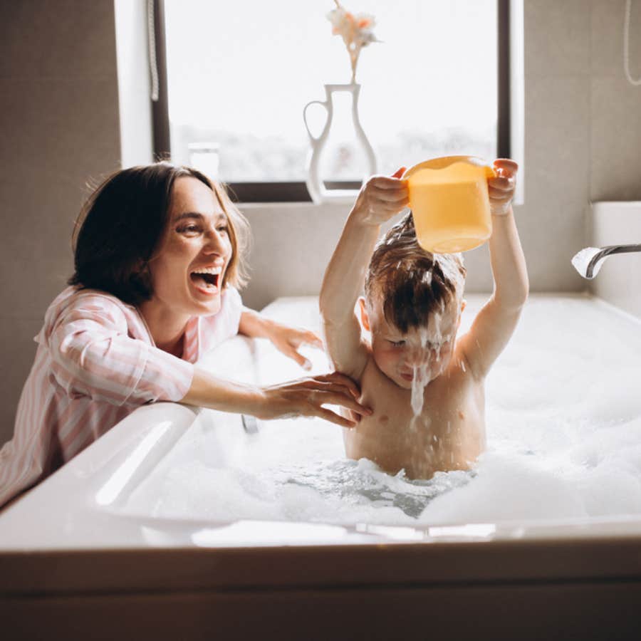 mom finds out other parents clean bath tub before each bathtime for kids