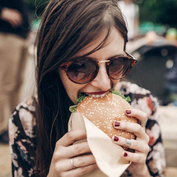 customer tips in burger toppings after waitress was rude to her