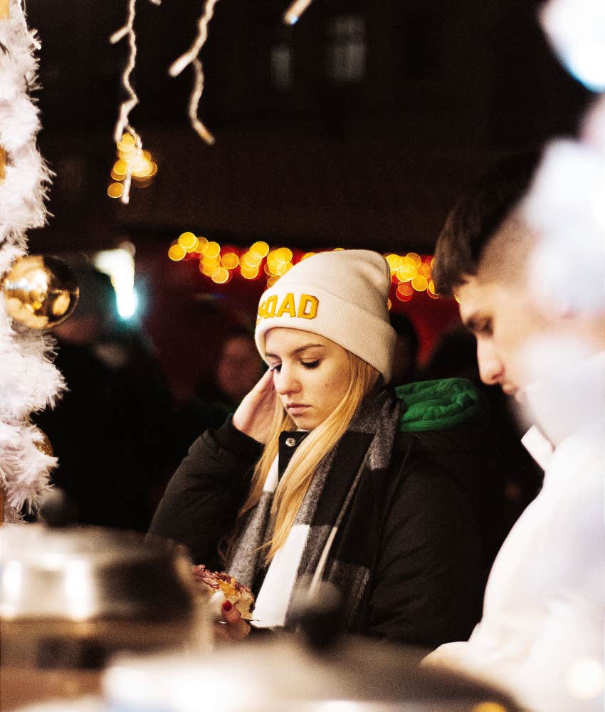 Daughter Reads Her Family’s Christmas Card And Says It’s Full Of Lies