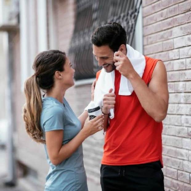 guy making eye contact with girl he likes