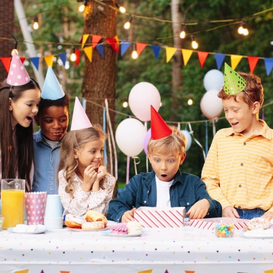 kids at child&#039;s birthday party