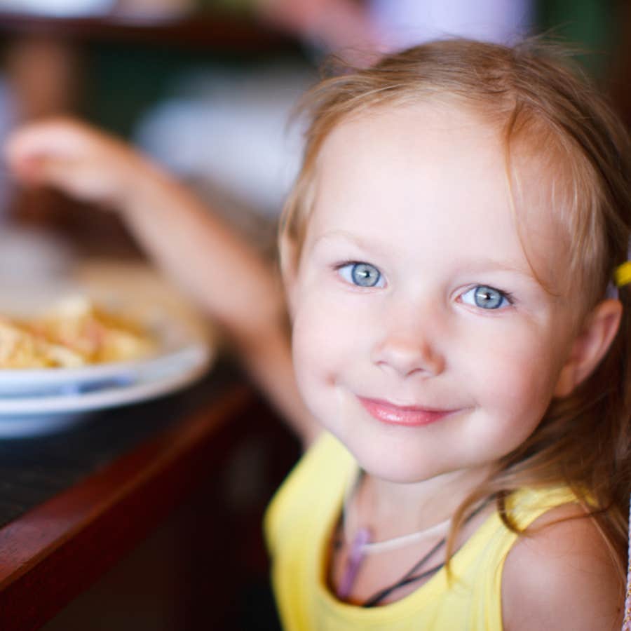 mom creeped out after waiter tells her 4 year old she is beautiful