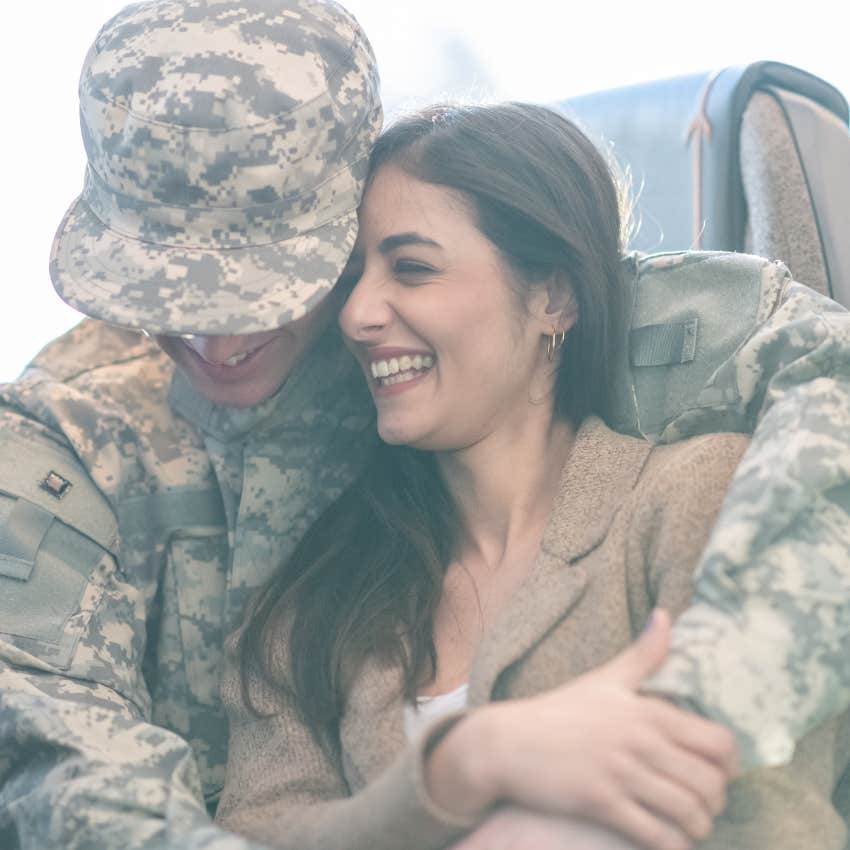 man buys woman&#039;s groceries after seeing her wearing her marine husband&#039;s sweatshirt