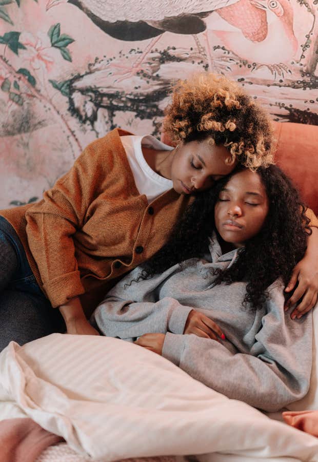 mom laying down with daughter