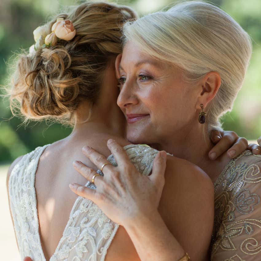 Bride apologizes to single women at wedding and honors mom with new tradition