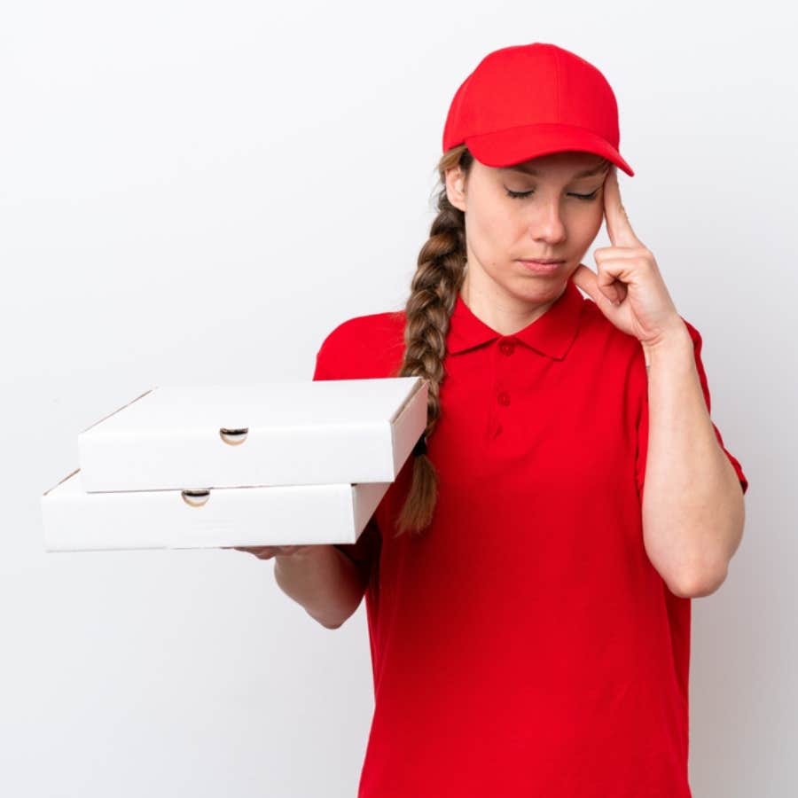 pizza delivery person puts customer's pizza in a puddle after he doesnt tip her