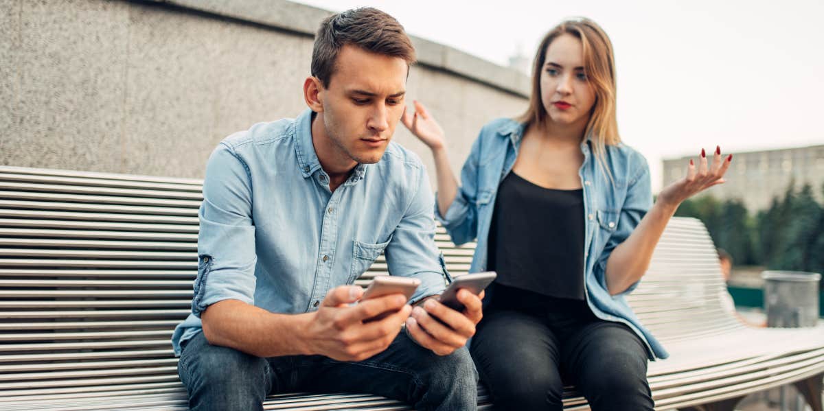 boyfriend looking through girlfriends phone