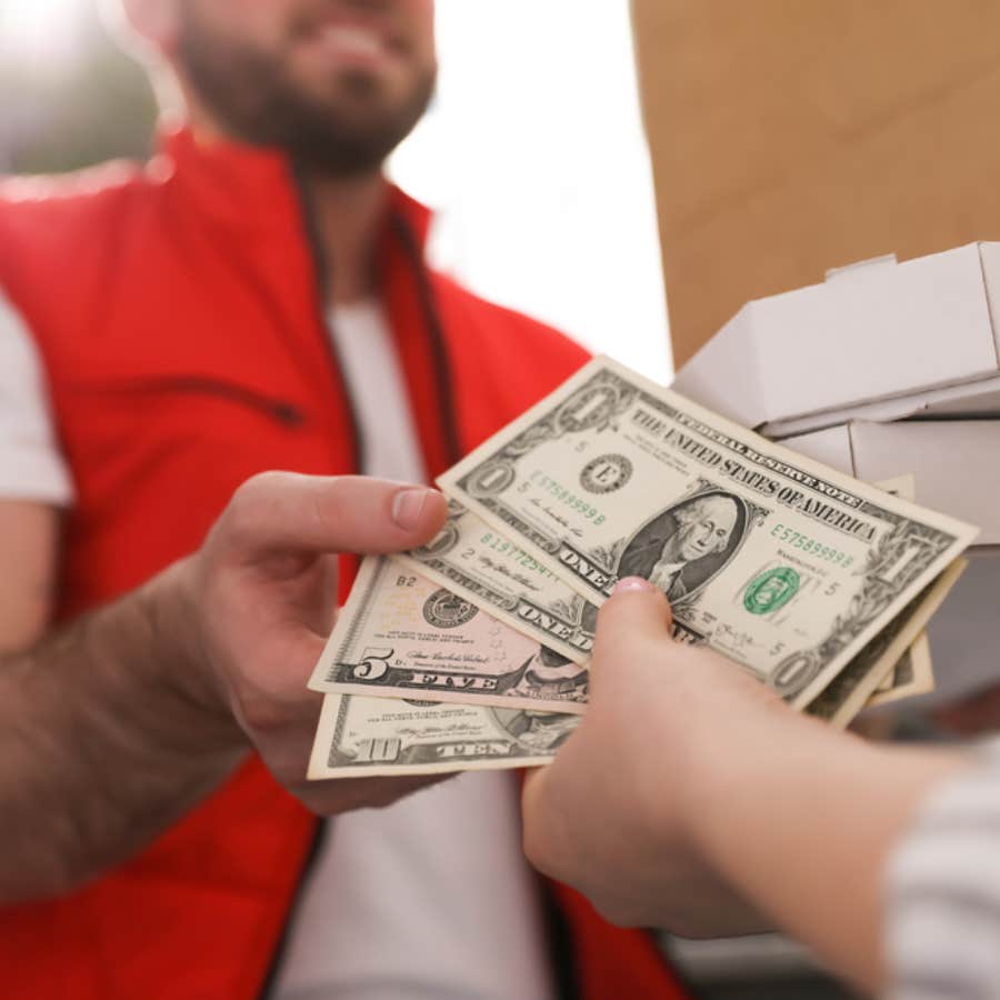 pizza delivery person puts customer&#039;s pizza in a puddle after he doesnt tip her