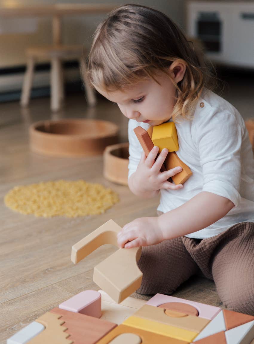 mom in china leaves toddler home alone while she works next door