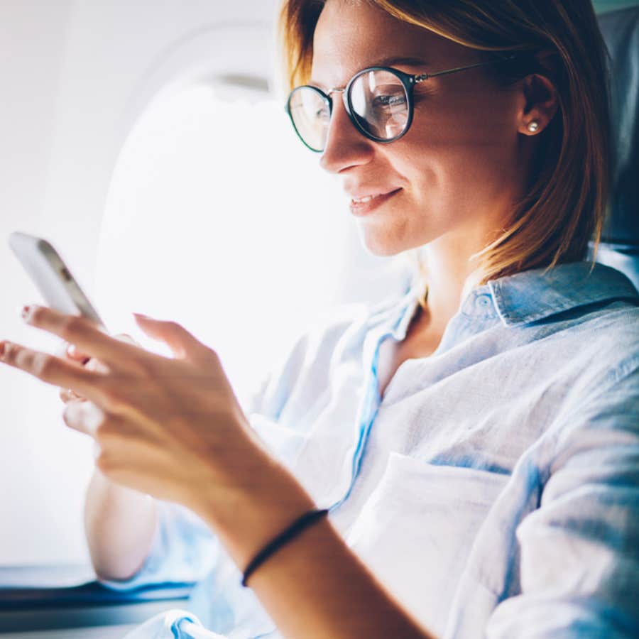 Woman On A Packed Flight Refuses To Use Headphones While Watching Videos On Her Phone At Full Volume