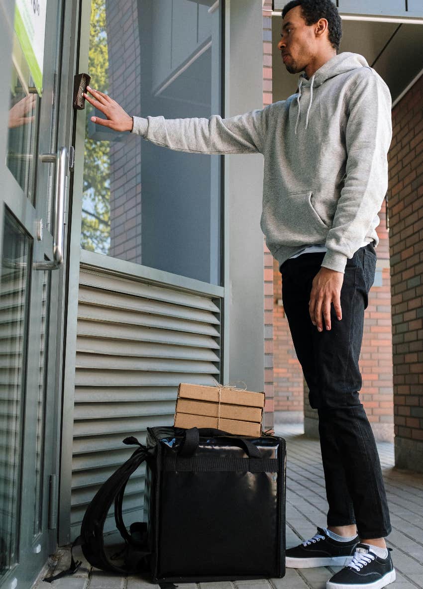 DoorDash Driver Is Thinking About Quitting After Customer Climbs Through Window To Get Her Food