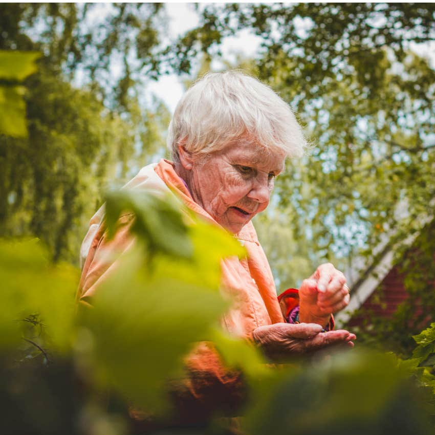 2 Reasons Elderly People Repeat Themselves So Much, According To A Gerontologist