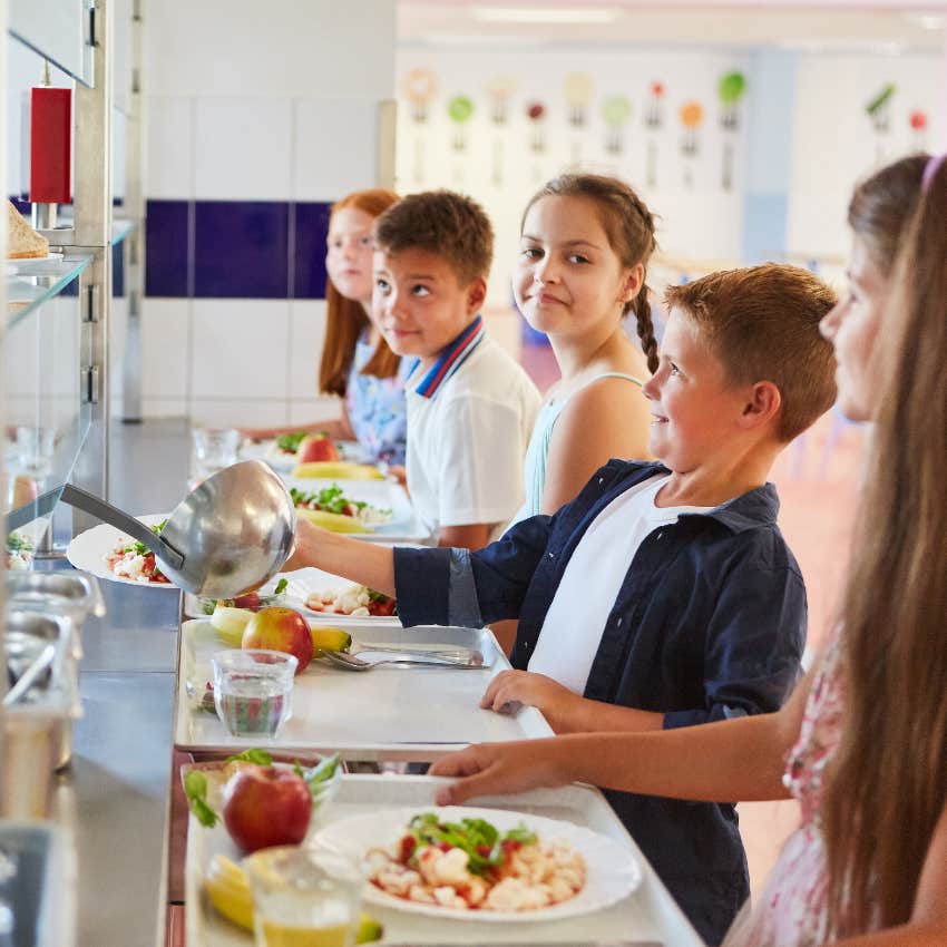 Dad Upset That His 6-Year-Old Only Gets 20 Minute Lunch Break At School And Doesn’t Have Enough Time To Eat