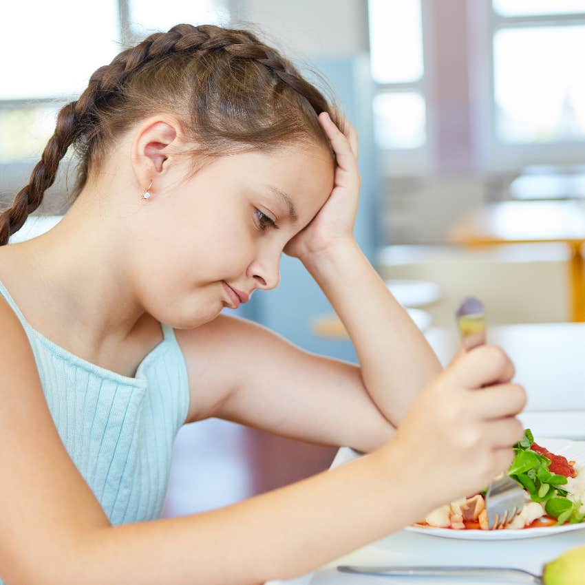 Dad Upset That His 6-Year-Old Only Gets 20 Minute Lunch Break At School And Doesn’t Have Enough Time To Eat