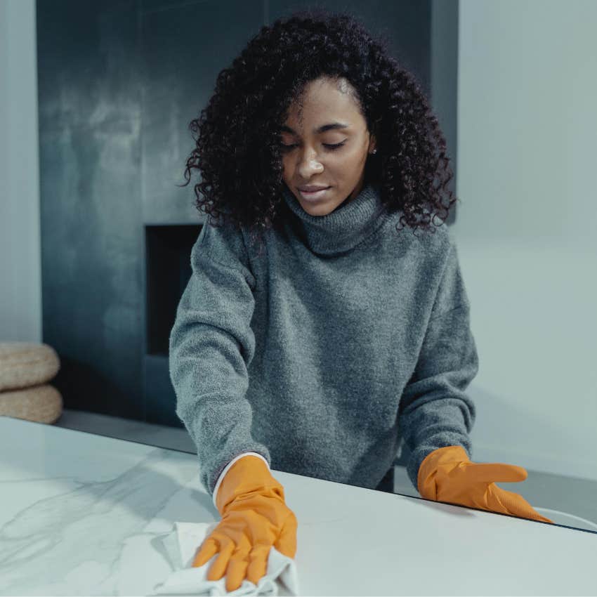 Sick Mom Forced To Isolate Comes Downstairs To See Her Husband Hadn’t Cleaned The Kitchen All Week