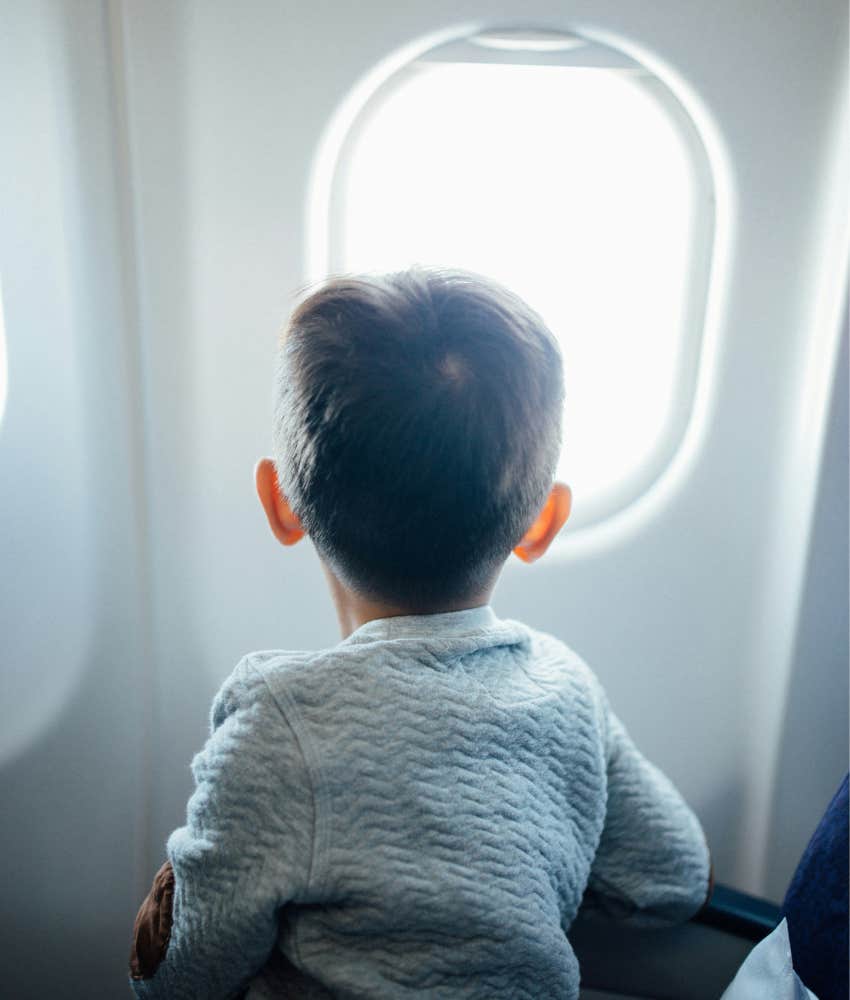 Tired Woman Praised For Refusing To Give Up Her Window Seat On A Plane So A Mom Could Sit Next To Her Kids