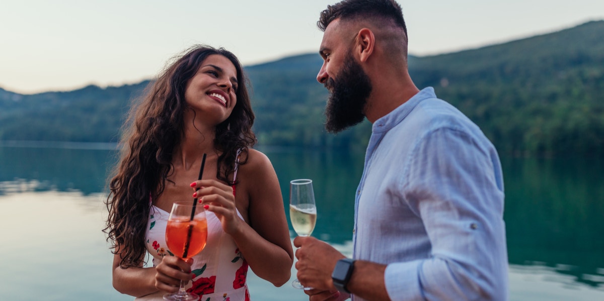 couple drinking cocktails