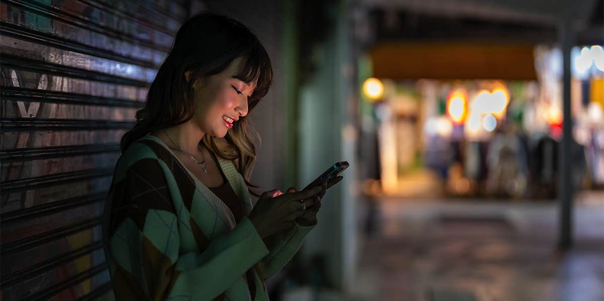 Really Dumb Things You Do On Your iPhone That Repel Men woman texting on phone