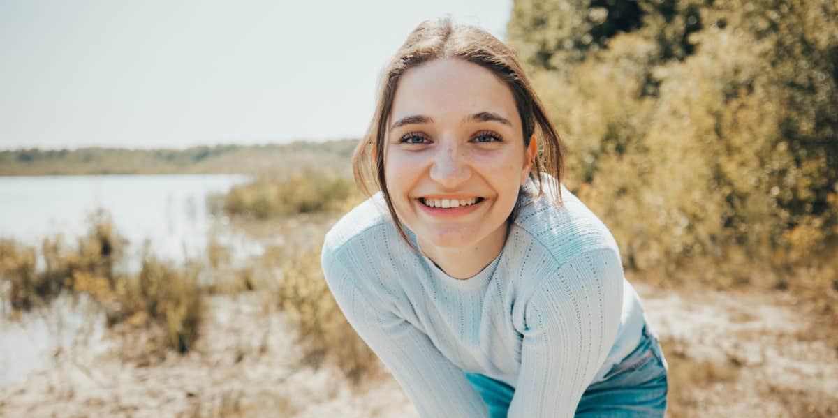 10 Rare Emotional Qualities That Attract Men The Most smiling woman on beach