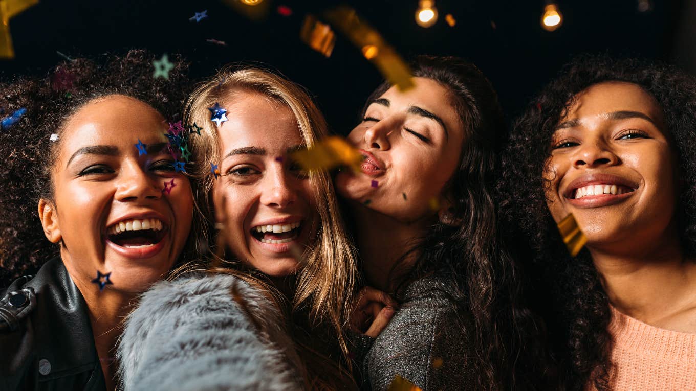10 Tiny, Life-Changing Habits Of Truly Happy People Hanging out with friends