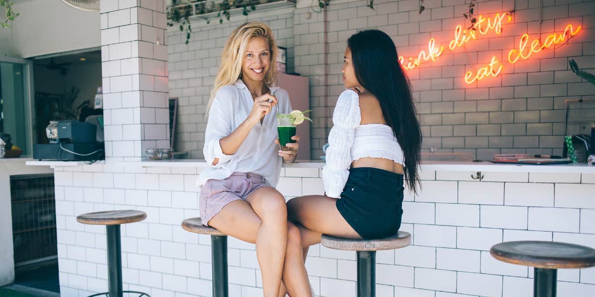 Ways To Have Stimulating Conversation, According To A Professional Interviewer friends talking