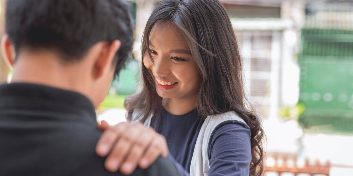 10 Common Sense Things The Smartest Men Do To Make Women Happy woman holding man's arm
