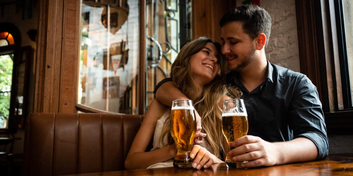10 No-Doubt Ways To Tell If He's Really Serious About You couple on date