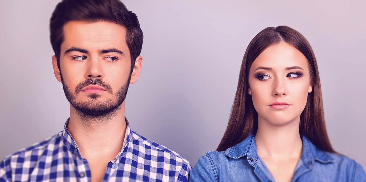 11 Subtle Signs A Woman Is Lying couples peaking at each other