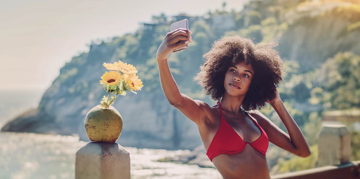 11 Signs You Have Factitious Disorder (Hint: You Need Attention) woman taking selfie