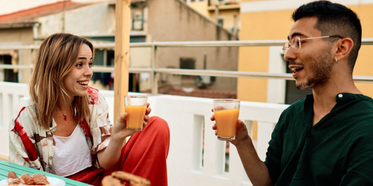 12 Things Women Think Guys Like (But Are Actually Huge Turn-Offs) guy and girl on date chatting