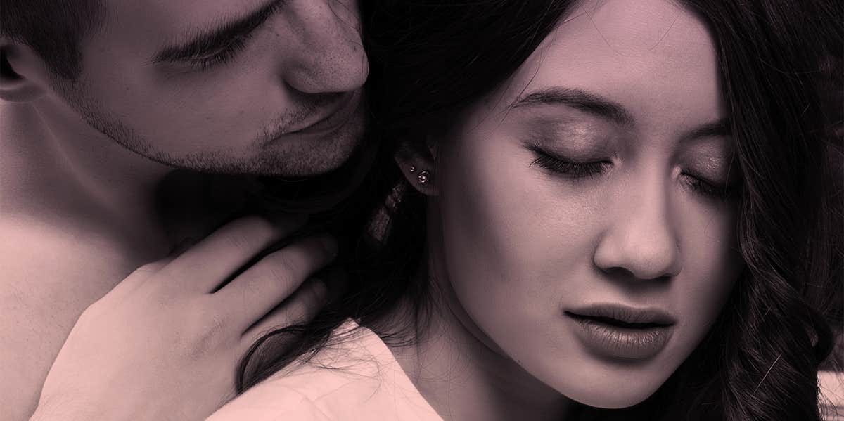 12 Ways To Keep Ghosts Of Relationships Past Out Of Your Current One man pulling girl's hair back