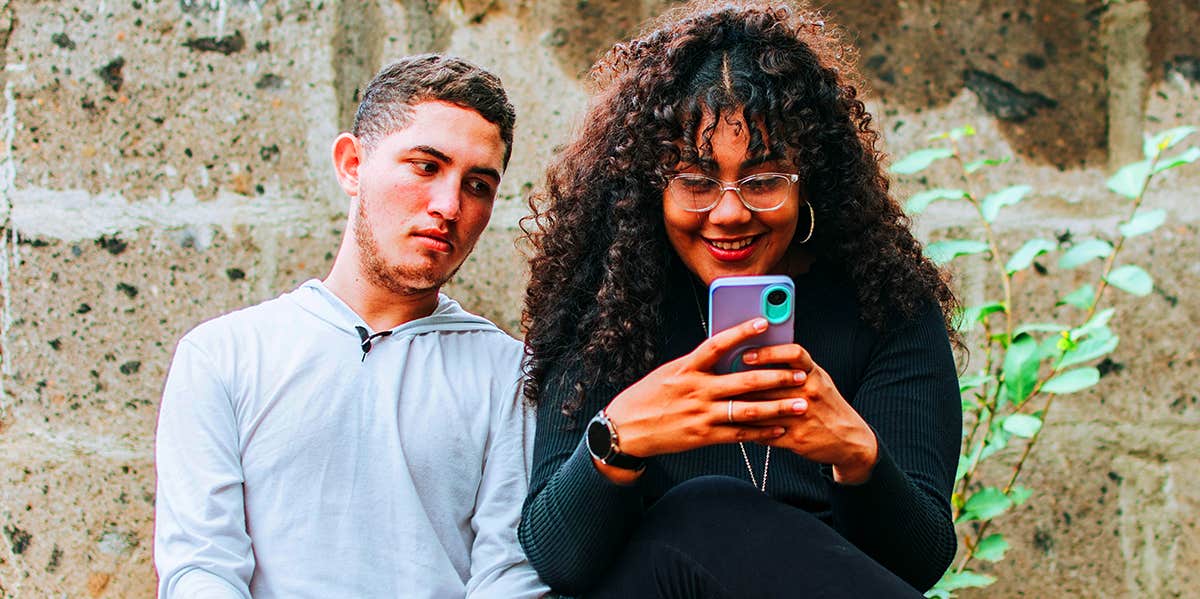 Signs A Guy Is Jealous Of Your Relationship Because He Likes You jealous guy watching woman text