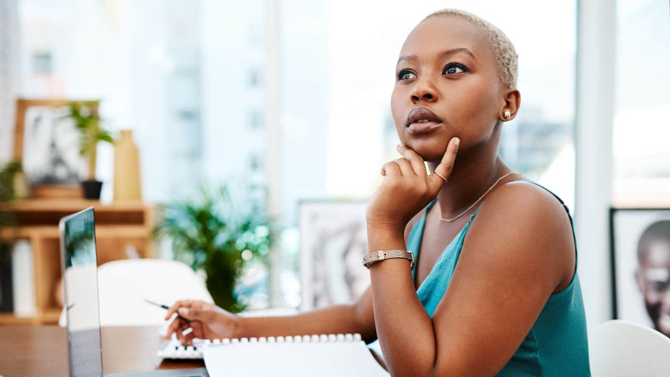 15 Daily Habits Of The Most Brilliant People woman thinks of brilliant ideas at work
