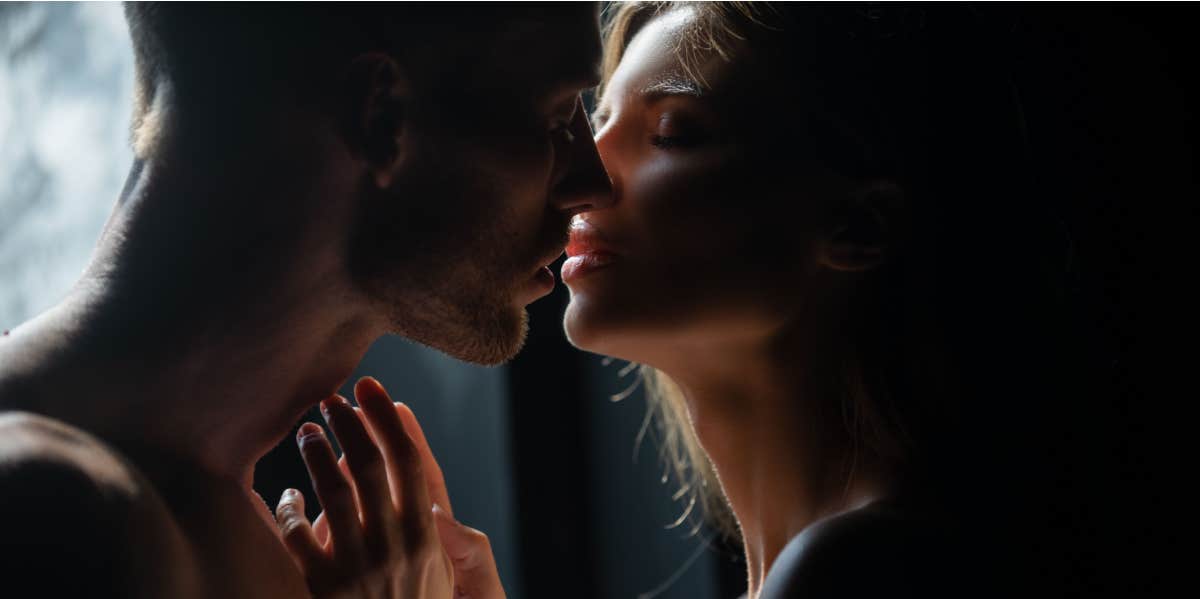 Signs You're Definitely A F-Girl couple hooking up in dark room